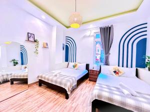 大叻Mon-Min Hotel的一间带两张床和一张沙发的卧室