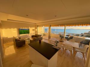 卢贝新城06AO - Superbe appartement avec vue mer exceptionnelle的海景客厅