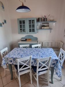 科佩尔Villa Maria的餐桌、椅子和蓝白桌子