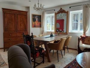 马林诺维德Romantisches Ferienhaus in Moselnähe的一间带桌椅和镜子的用餐室