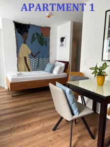 菲拉赫Motel55 - nettes Hotel mit Self Check-In in Villach, Warmbad的客厅配有床、桌子和桌子。