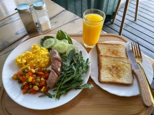 斯维季亚济СвояХата的包括鸡蛋香肠蔬菜和烤面包的早餐食品