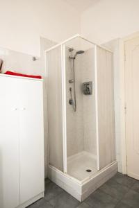 瓦尔蒙托内雷莫公寓的带淋浴的浴室