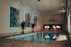 毕晓普奥克兰庄园宅邸酒店的一座带壁炉的游泳池