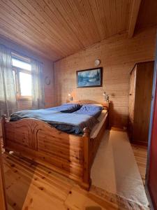 SvensbyCozy and spacious cabin的一间卧室,卧室内配有一张木床
