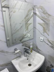 NinotsmindaHotel Sharl的白色的浴室设有水槽和镜子