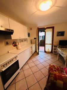 瑟克罗Appartamento il Giglio的厨房配有炉灶和台面