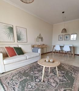 丰沙尔Sea View Apartment的客厅配有白色的沙发和桌子