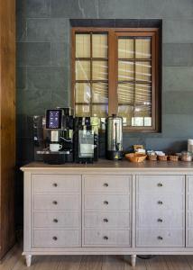 斯基希德尼萨Crona SPA Karpaty的厨房配有带咖啡壶的吧台