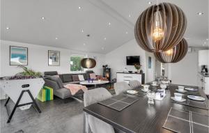 福堡Beautiful Home In Faaborg With Jacuzzi的厨房以及带桌椅的起居室。