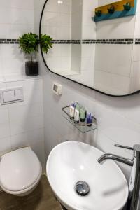 海法Domus Bat Galim Hotel的浴室配有白色水槽和卫生间。