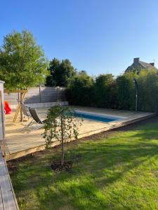 Beaussais sur MerCharmante maison avec piscine的庭院里的一棵小树,带有游泳池