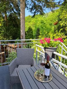 博伊岑堡Pension am Schäferbrink的庭院桌子上摆放着一瓶葡萄酒