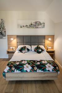 弗瓦迪斯瓦沃沃Magnolia Apartamenty的一间卧室配有一张带花卉床罩的大床