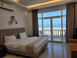 塞拉莱塞拉莱海滩度假酒店的一间卧室配有一张床,享有海景