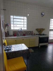 圣保罗Casa Térrea SP Expo e C Paralimpico的厨房配有水槽和炉灶