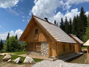 Srednja Vas v BohinjuLovely Cottage in a mountain wilderness of the National Park的树木林立的小木屋