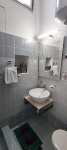 贝尼蔡斯Jo's Guesthouse, Benitses的白色的浴室设有水槽和卫生间。
