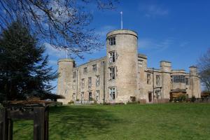 达灵顿贝斯维斯特沃尔沃思城堡酒店的一座古老的城堡,在草地上建有一座塔