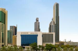 科威特Sheraton Kuwait, a Luxury Collection Hotel, Kuwait City的享有城市和高楼的景色