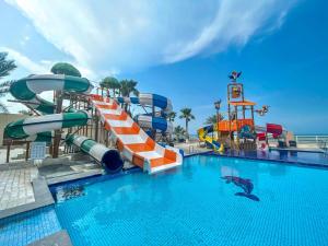 索哈尔Radisson Blu Hotel & Resort, Sohar的度假村内带水滑梯的游泳池