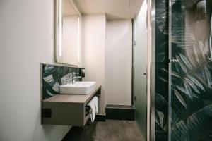 莱比锡莱比锡市旅行24酒店的一间带水槽和镜子的浴室