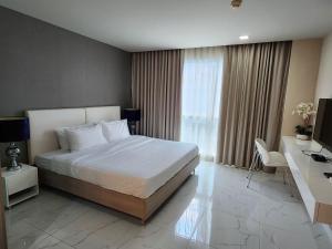 MakkasanCondominium Sukhumvit Soi 5 - BTS Nana- Room Size 47m2的一间卧室配有一张床、一张书桌和一台电视