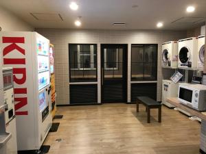 会津若松Aizu Tsuruya Hotel的一间大房间,配有电器商店内的电器