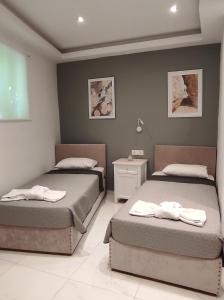 拉加纳斯Zen Apartments的一间卧室配有两张带毛巾的床