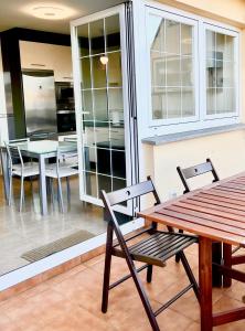 科尔库维翁Apartamento Playa Blanca的一个带桌椅的庭院和一间厨房