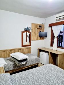 佩尼亚巴瑟洛广场酒店的小房间设有两张床和一张书桌