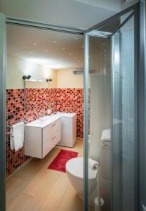 NievoleRomantic apartment with terrace的一间带卫生间和玻璃淋浴间的浴室