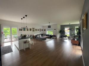 萨拉热窝Villa Nature的客厅铺有木地板,客厅配有沙发。