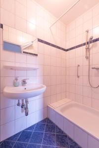普雷瑟格尔塞Appartment Isabelle - Kamille的浴室配有盥洗盆和浴缸。