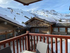 蒂涅Tignes-8-10 personnes-4 chambres-parking的带阳台的度假屋,享有雪覆盖的群山