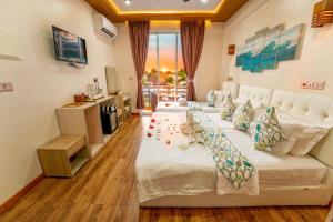 MahibadhooVilu Thari Inn Maldives的酒店客房配有两张床和一张书桌