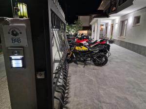 苏尔莫纳B & B Dal Barone的停在建筑物旁边的一排摩托车