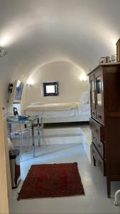 哈尔基岛Villetta Erato,picturesque studio in Chalki的一间医院房间,配有床和梳妆台