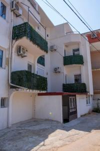 安吉Villa Horizon Canj的公寓大楼设有两个绿植阳台