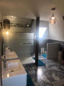 Saint-Étienne-la-Thillaye梅非庄园住宿加早餐旅馆的一间带三个水槽和大镜子的浴室