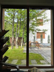 布雷佐维察Villa Alpina Brezovice的庭院景窗户和庭院