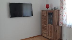 朗根阿根Ferienwohnung Funk的木柜旁墙上的平面电视