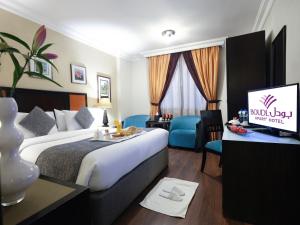 科威特Boudl AL Salmiya بودل الكويت السالمية的配有一张床和一台平面电视的酒店客房