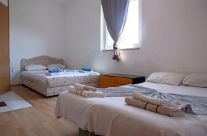 安吉Villa Horizon Canj的一间卧室设有两张床和窗户。
