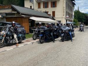 Saint-Colomban-des-VillardsHôtel Restaurant de la poste的一群骑摩托车的人在街上骑着摩托车