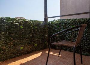 安吉Villa Horizon Canj的绿墙旁天井上的椅子