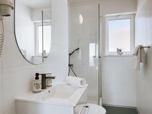珀德垂那Apartments Goro的白色的浴室设有水槽和镜子
