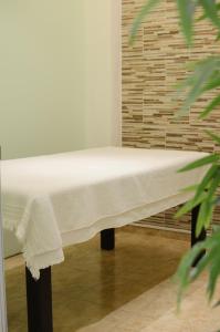 埃利萨镇Hotel Suite & Spa Verdesolaro的一张桌子上带白色床垫的床