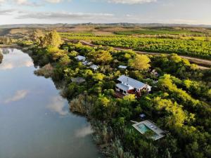 KirkwoodNdlovu Addo River Lodge的享有河边房屋的空中景致