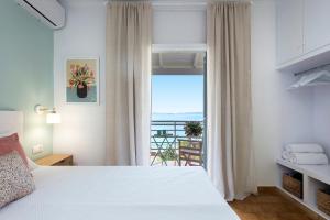 巴尔巴蒂Reana Elegant Apartments的一间卧室设有一张床和一个美景窗户。